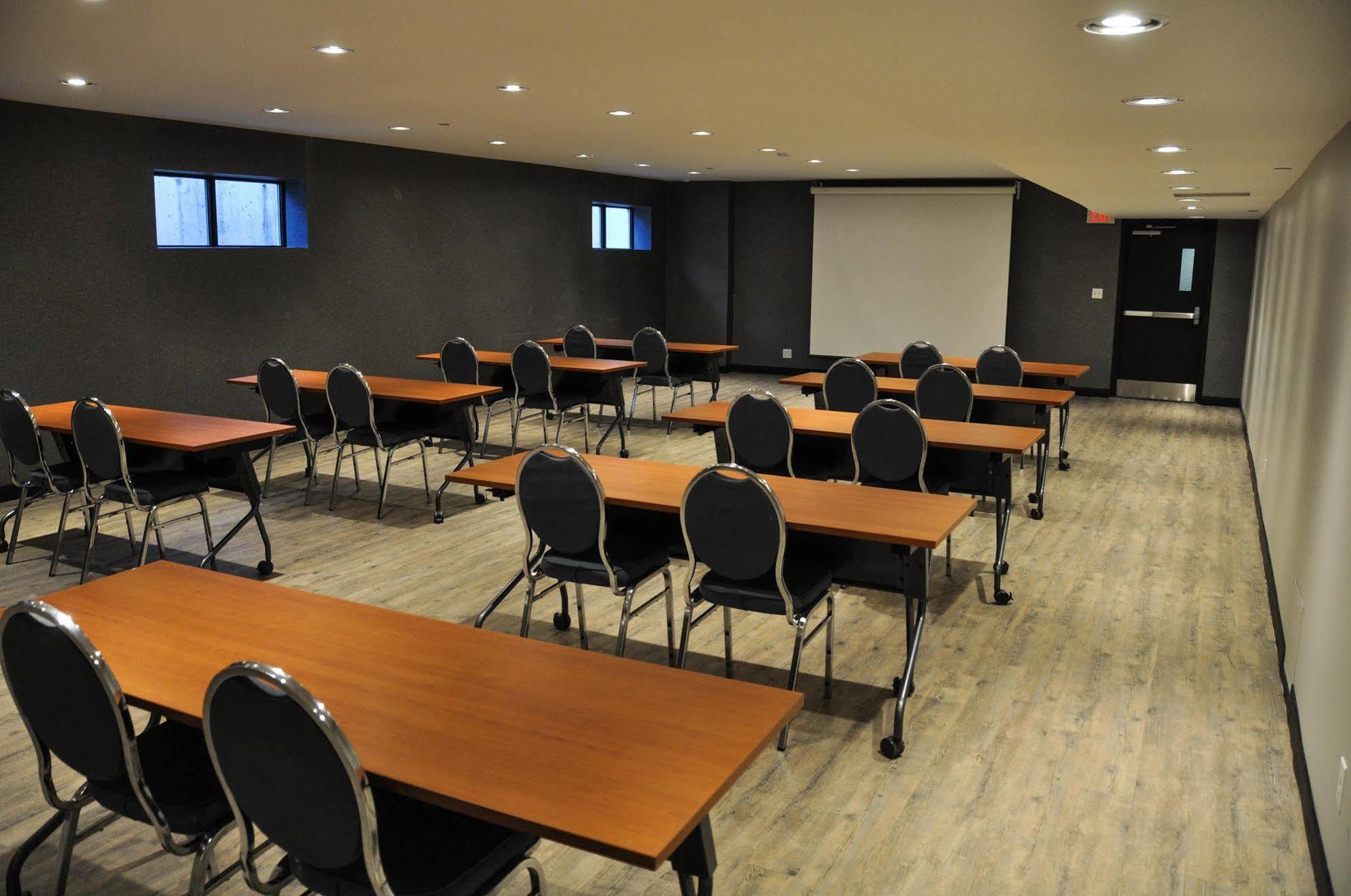 Residence & Conference Centre - Kitchener-Waterloo Bagian luar foto
