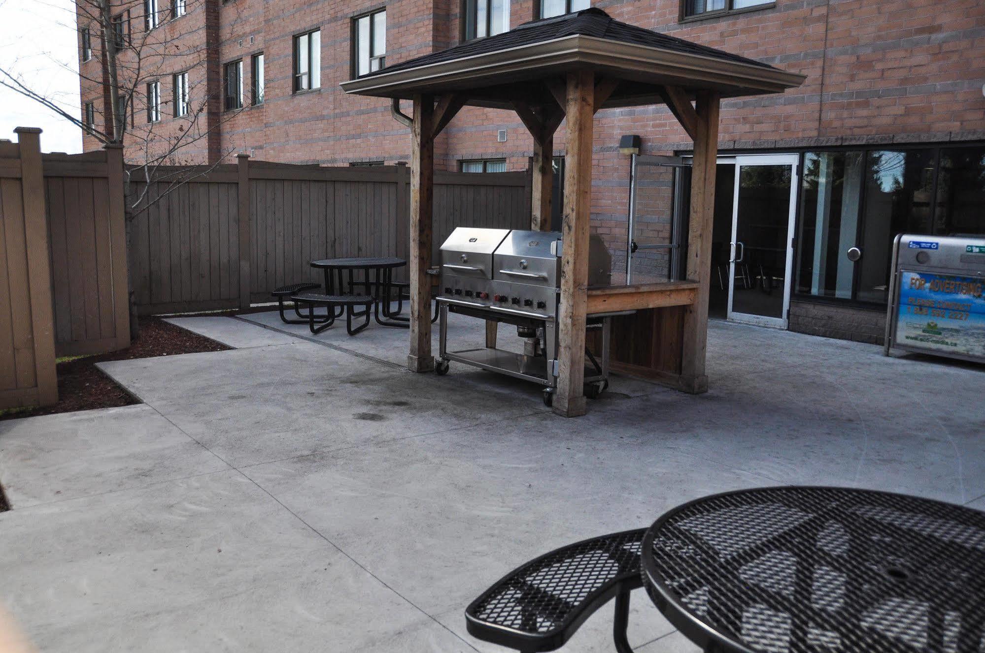 Residence & Conference Centre - Kitchener-Waterloo Bagian luar foto